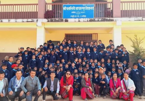 गजुरीको पत्तालिनी आ.बिमा विद्यार्थीहरुको लागि खेलौना सामाग्री तथा न्यानो कपडा बितरण