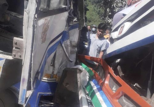 गजुरीको बन्छेटारमा एक आपसमा बस ठक्कर खाँदा एक बालक सहित १६ जना घाइते