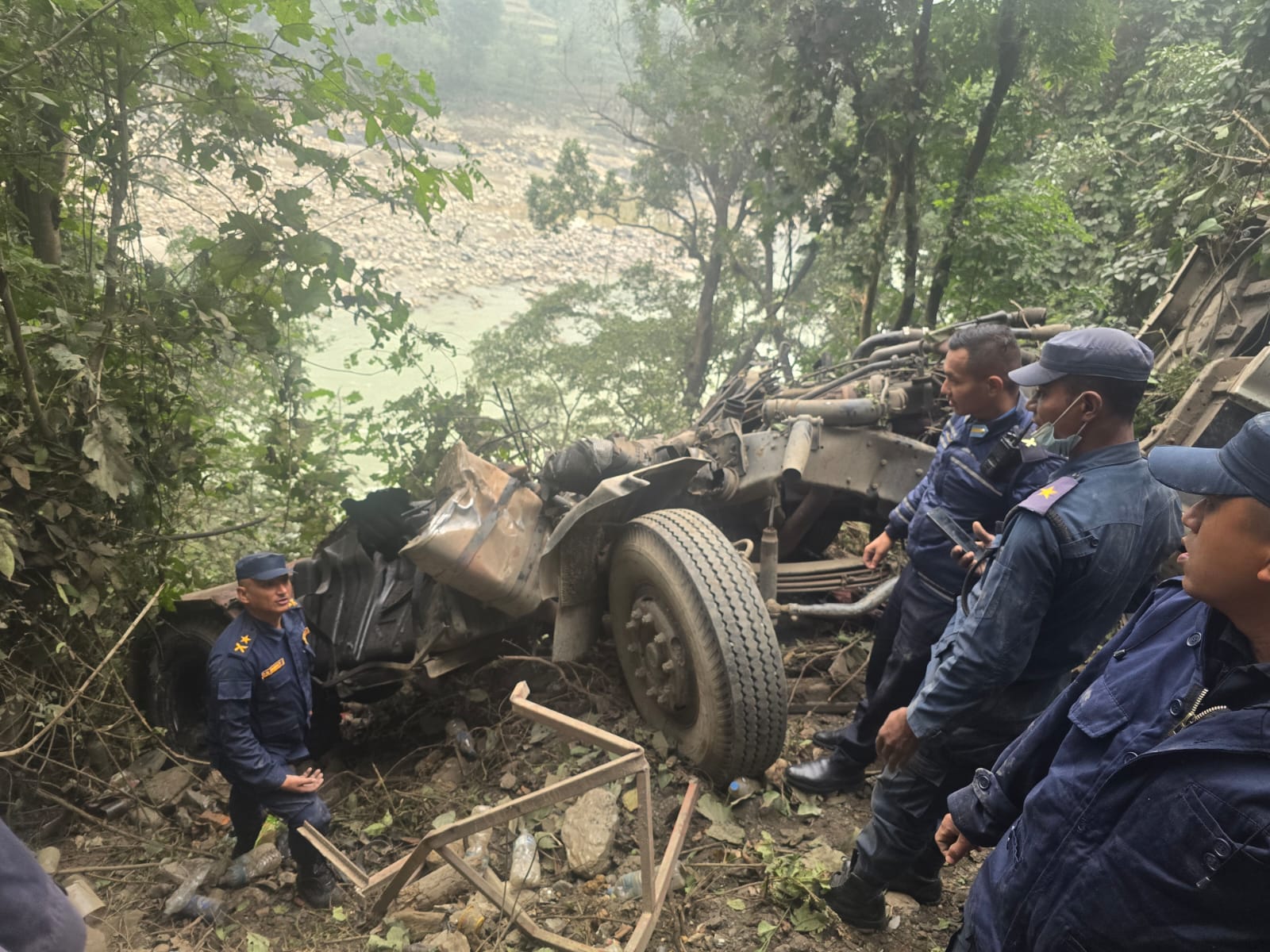 पृथ्वी राजमार्गको कृष्णभिरमा ग्यास बोकेको बुलेट  त्रिशुली नदिमा खस्यो