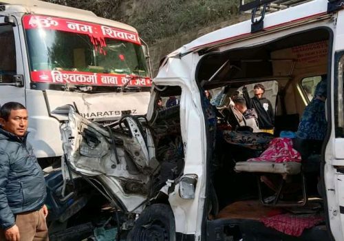 धादिङको गल्छी-४ मास्टारमा ट्रक र माइक्रोबस ठोकिदा १६ जना घाइते