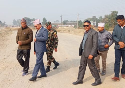 विद्युतका पोल नसारिँका कारण सडक निर्माण रोकिनु भएन : भौतिक मन्त्री दाहाल