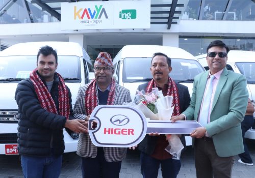 काव्य स्कूललाई शशिला मोटर्सद्वारा १६ हाइगर इभी भ्यान हस्तान्तरण