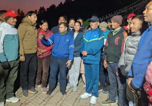 दाङको पर्यटकीय स्थल पाण्डवेश्वर धारपानी मन्दिरको प्रचण्डले गरे अवलोकन