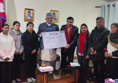 बालविवाह मुक्त गर्ने प्रतिज्ञापत्रमा गण्डकीका मुख्यमन्त्री पाण्डे द्वारा हस्ताक्षर।