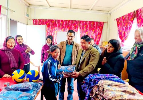 गजुरीको चेपाङ किशोरी छात्राबासमा शिक्षक न्यौपानेको पहलमा ट्र्याकसुट र खेलकुद सामग्री वितरण