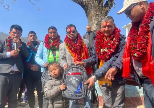 गजुरी-८: पूर्व वडाध्यक्ष राजकुमार ढुंगानाद्वारा विद्यार्थीलाई झोला वितरण