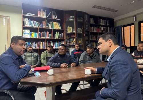 कीर्तिपुर अस्पतालका जलन पीडित बिरामीको उपचारबारे जानकारी लिंदै स्वास्थ्य मन्त्री पौडेल