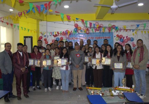 उडान शैक्षिक केन्द्रका विद्यार्थीलाई बैंकिङ सेवामा प्रवेशको बधाई दिदैँ