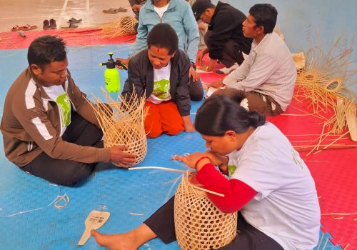 गोदावरी गाउँमा बाँसभित्र भविष्य खोजिरहेका शिल्पी