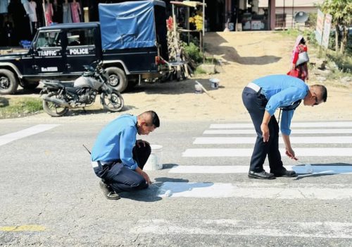 गजुरी बजारको विभिन्न स्थानमा जेब्रा क्रसको मर्मत कार्य हुँदै