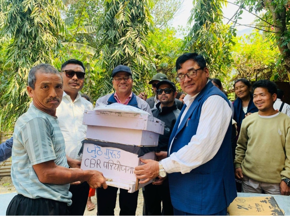 धादिङको बेनीघाट रोराङमा अपाङ्गता भएका व्यक्तिहरूलाई मौरीपालन तालिम र मौरी सहितको घार वितरण