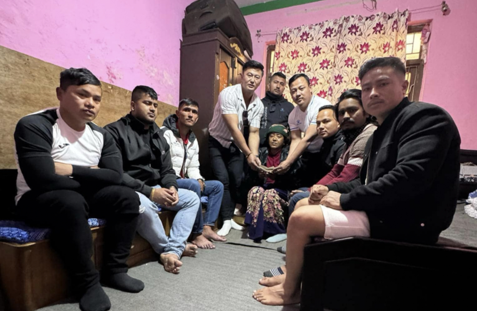आरूघाट गाँउपालिका निवासी आस्कुमारी घले क्यान्सर पिडितलाई उपचारको लागि आर्थिक सहयोग:गुरुङ
