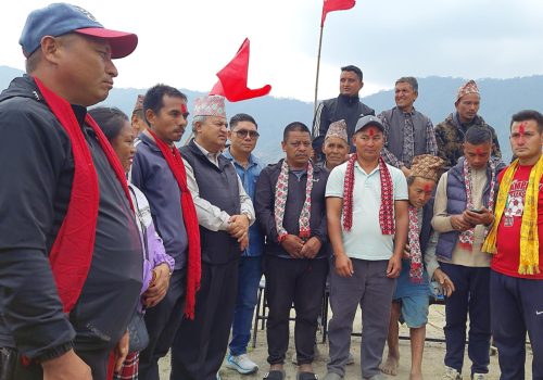 गजुरी-७ पेटारेबाट विभिन्न दल परित्याग गरी नेताहरु माओवादी केन्द्रमा प्रवेश