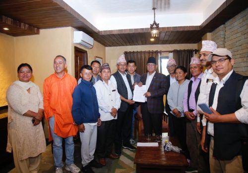 प्रचण्डलाई कास्कीका पाँच वामपन्थी दलको ज्ञापनपत्र