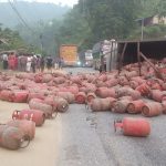 गजुरीको चाम्बासमा ग्यास ट्रक दुर्घटना, चालक घाइते
