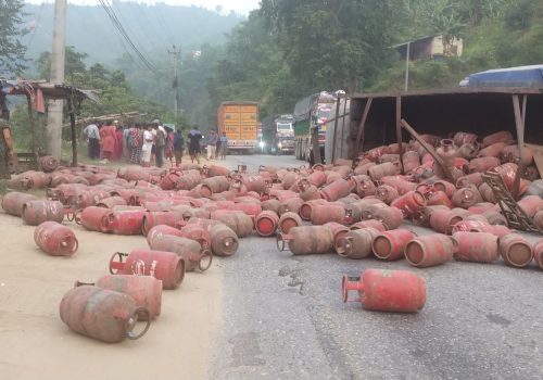 गजुरीको चाम्बासमा ग्यास ट्रक दुर्घटना, चालक घाइते