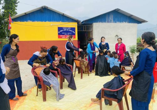 गजुरी-१ मा ब्युटिसियन टिमद्वारा बालबालिकालाई निःशुल्क सेवा