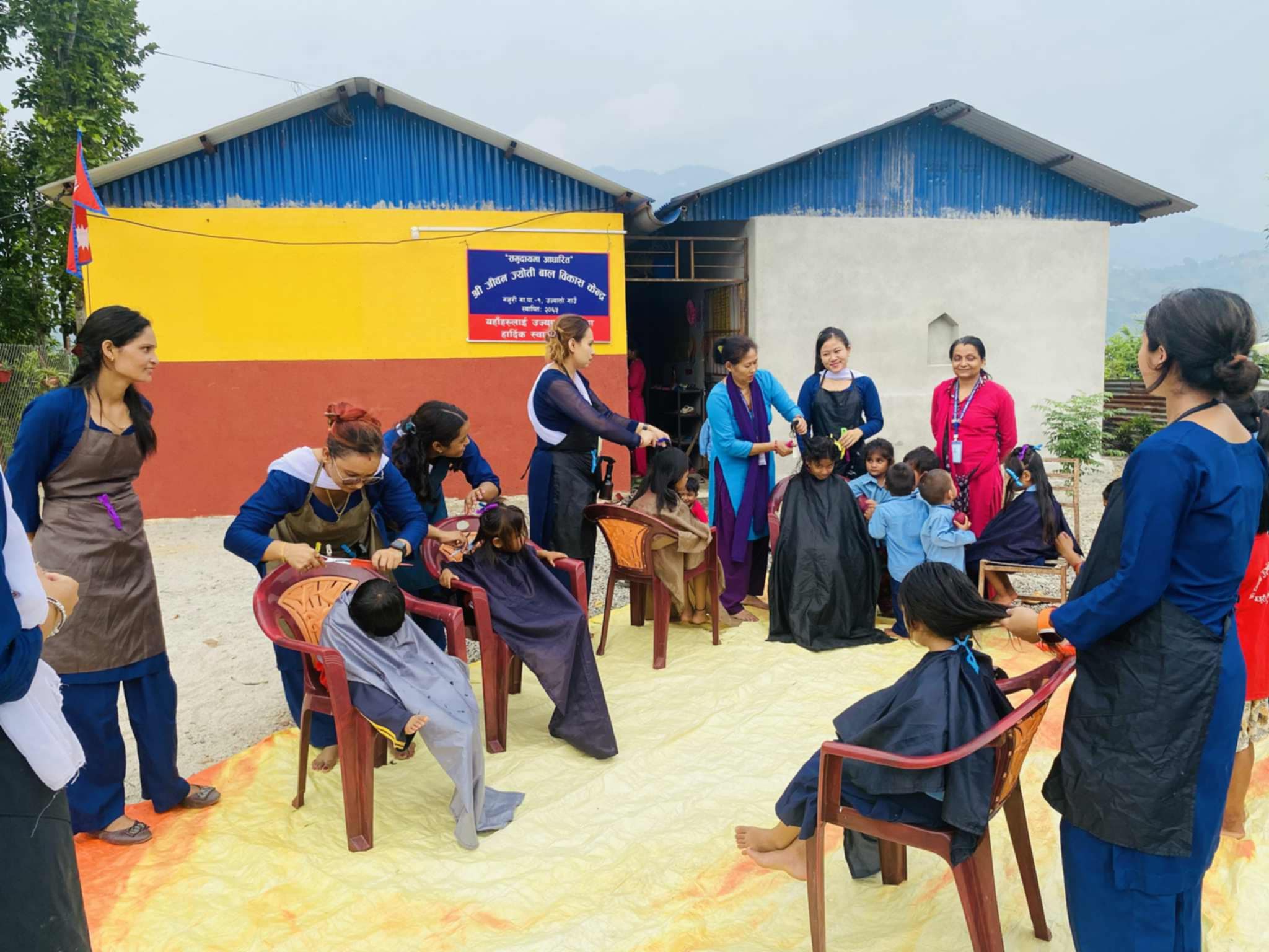 गजुरी-१ मा ब्युटिसियन टिमद्वारा बालबालिकालाई निःशुल्क सेवा