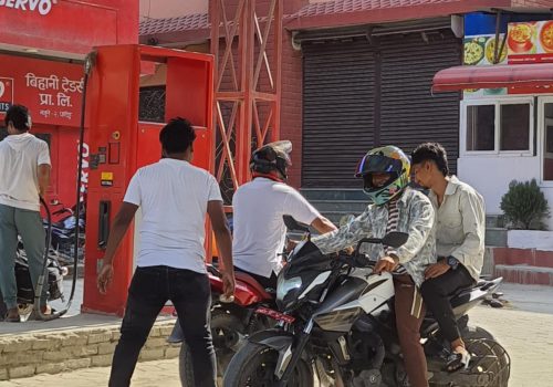 पेट्रोलियम पदार्थको मूल्य घट्यो : पेट्रोलमा ५ र डिजेल/मट्टितेलमा १ रुपैयाँ घट्यो