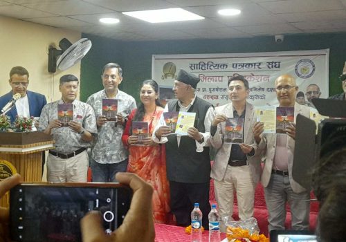 पितापुत्रको कविता संग्रह ‘वंशवृक्ष’ लोकार्पण