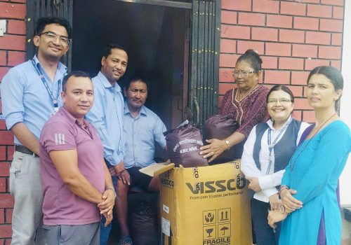 अपाङ्ग भएका समाजसेवी लाल बहादुर श्रेष्ठलाई नीलकण्ठ नगरपालिकाद्वारा ह्वीलचेयरसहित सामग्री हस्तान्तरण