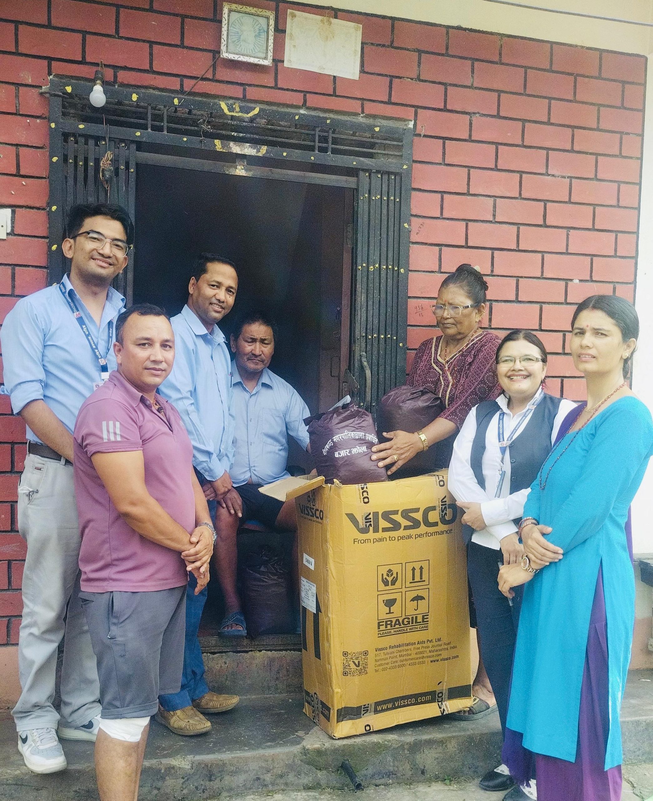 अपाङ्ग भएका समाजसेवी लाल बहादुर श्रेष्ठलाई नीलकण्ठ नगरपालिकाद्वारा ह्वीलचेयरसहित सामग्री हस्तान्तरण