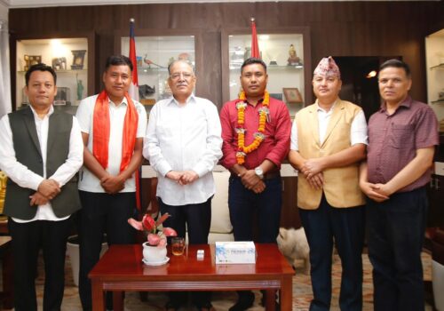 बेनीघाट रोराङ गाउँपालिका अध्यक्ष थपलियालाई प्रचण्डद्वारा सम्मान