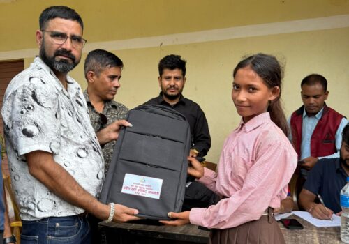 विदुर–१२ मा स्थानीय युवाको पहल, विपन्न विद्यार्थीलाई शैक्षिक सामग्री वितरण