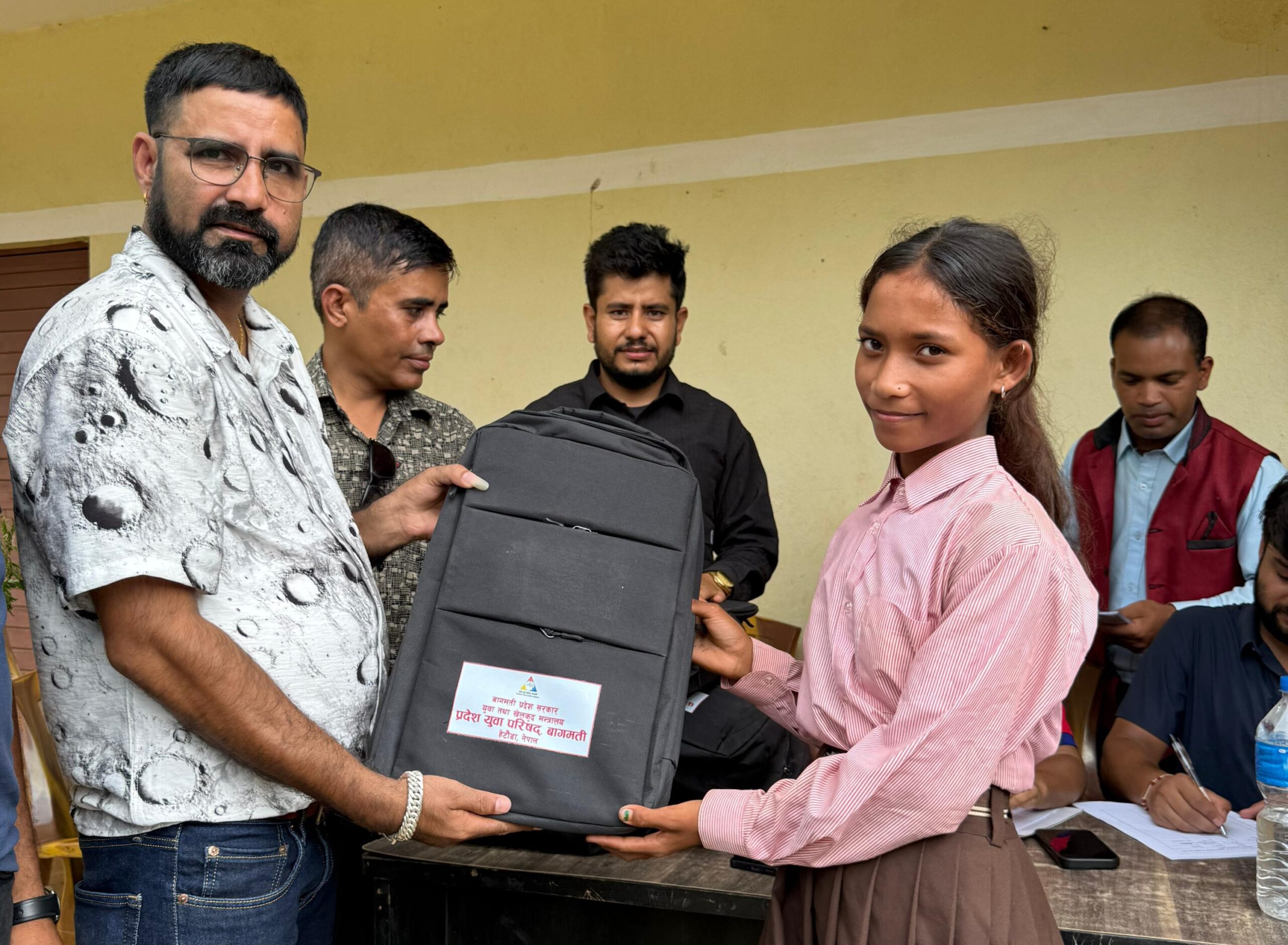 विदुर–१२ मा स्थानीय युवाको पहल, विपन्न विद्यार्थीलाई शैक्षिक सामग्री वितरण