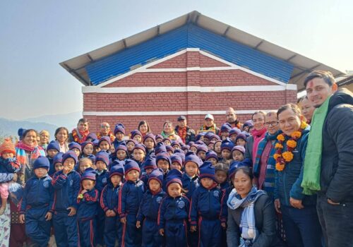 गजुरी–६ को जनचेतना आ.वि.मा न्यानो कपडा वितरण, ७५ चेपाङ विद्यार्थी खुसी