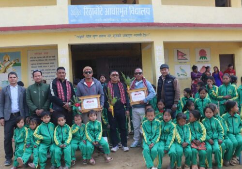 गजुरीको रिठ्ठावोटे आधारभूत विद्यालयका ७१ जना विद्यार्थीहरुलाई न्यानो पोशाक वितरण