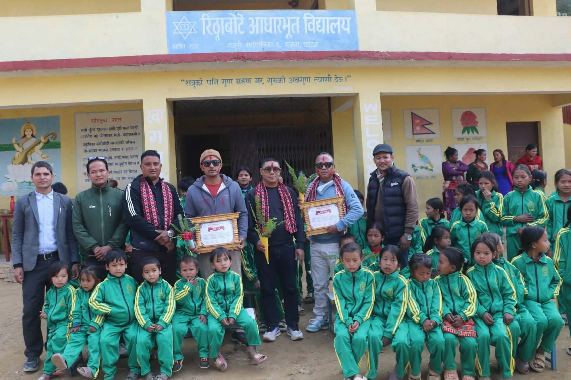 गजुरीको रिठ्ठावोटे आधारभूत विद्यालयका ७१ जना विद्यार्थीहरुलाई न्यानो पोशाक वितरण