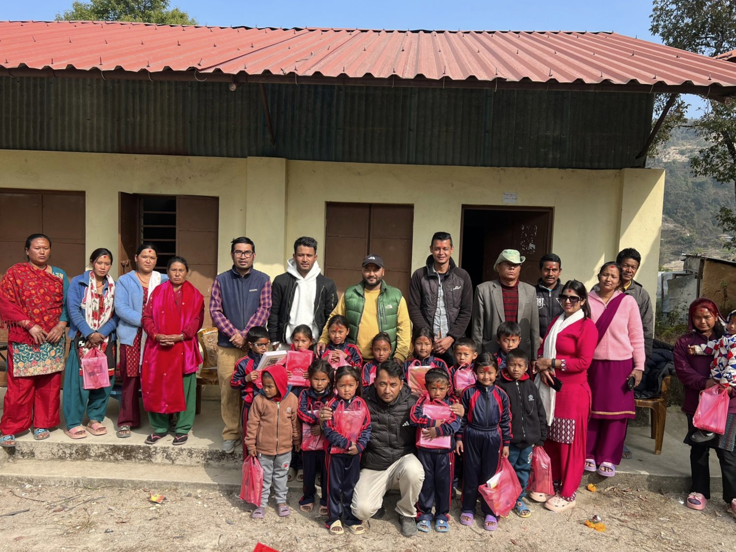 गजुरीको बतासे आ.वि.मा: समाजसेवी अजय भण्डारीद्वारा विद्यार्थीहरूलाई न्यानो कपडा वितरण