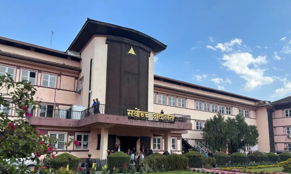 संसद् पुन:स्थापनाको मुद्दा छिटो टुंग्याउन सर्वोच्च अदालतमाथि दबाब बढाउँदै कांग्रेस र एमाले