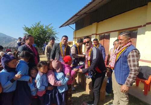 पञ्चकन्या आविका विद्यार्थीलाई ग्लोबल स्ट्यान्डर्ड एडुकेयर प्रा.लि.द्वारा न्यानो पोशाक वितरण