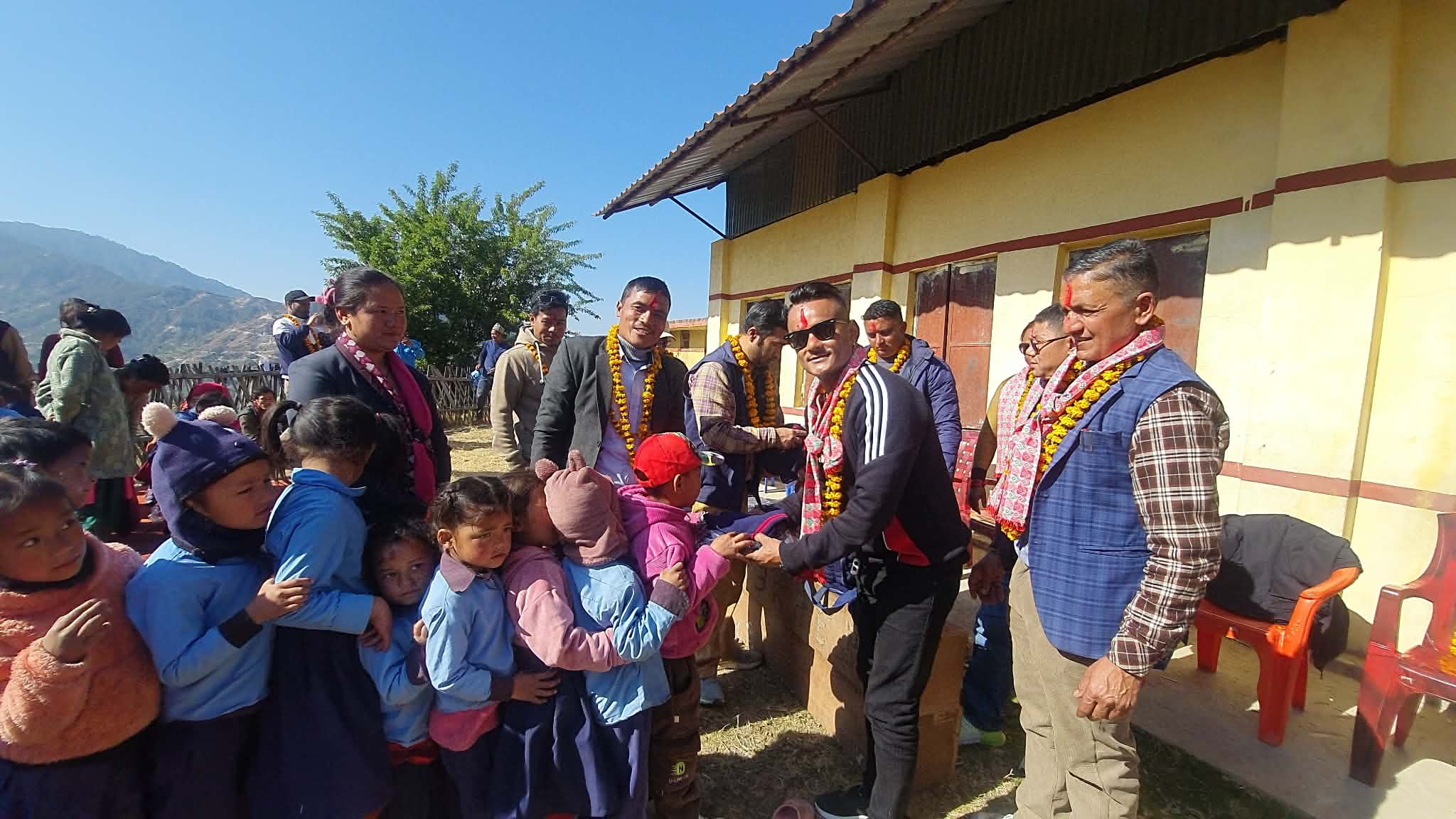 पञ्चकन्या आविका विद्यार्थीलाई ग्लोबल स्ट्यान्डर्ड एडुकेयर प्रा.लि.द्वारा न्यानो पोशाक वितरण